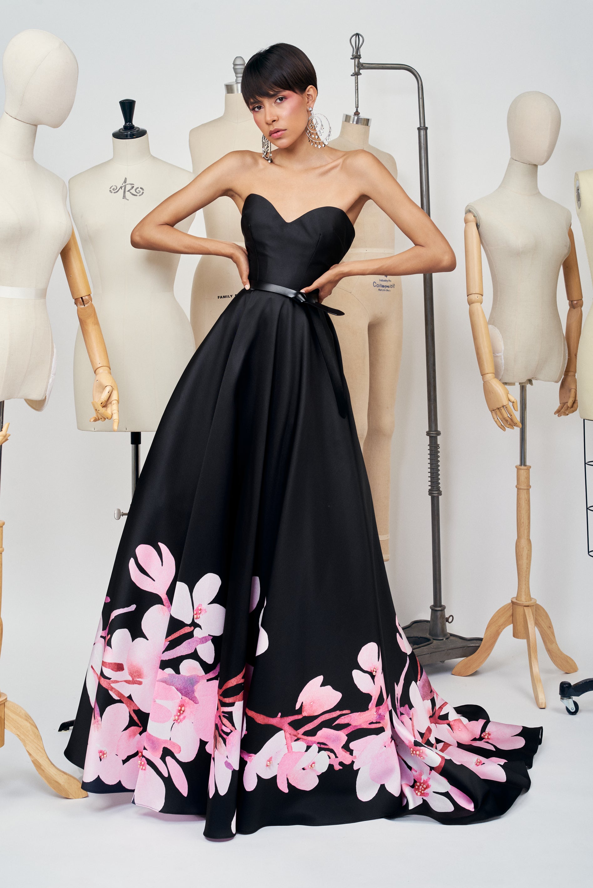 Vestido negro con estampado floral y escote corazón-3